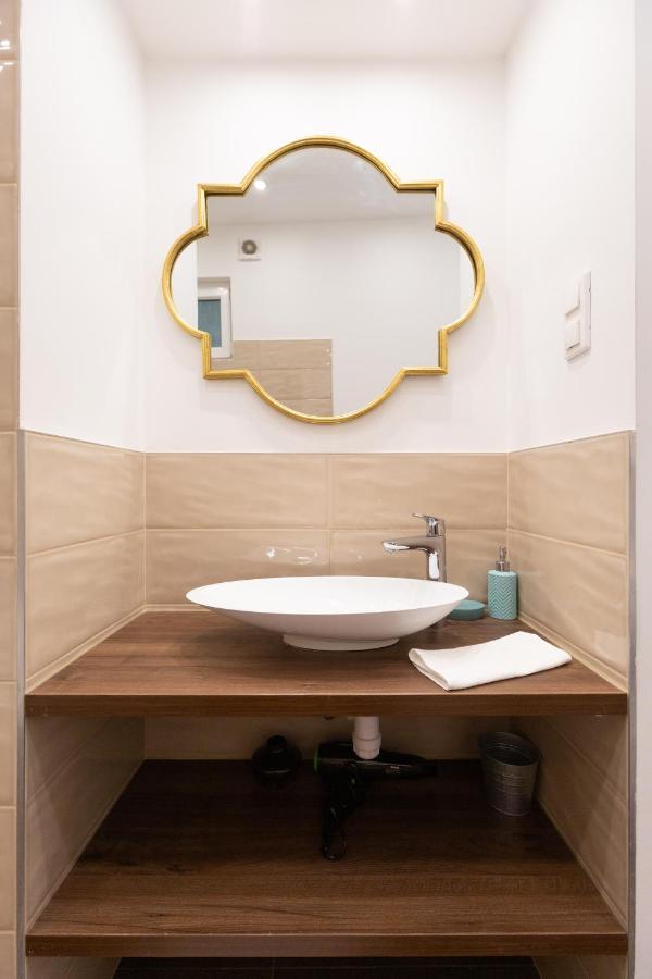 Lovely 2-Bedroom Apartment At The Vaci Street Budapest Exterior photo