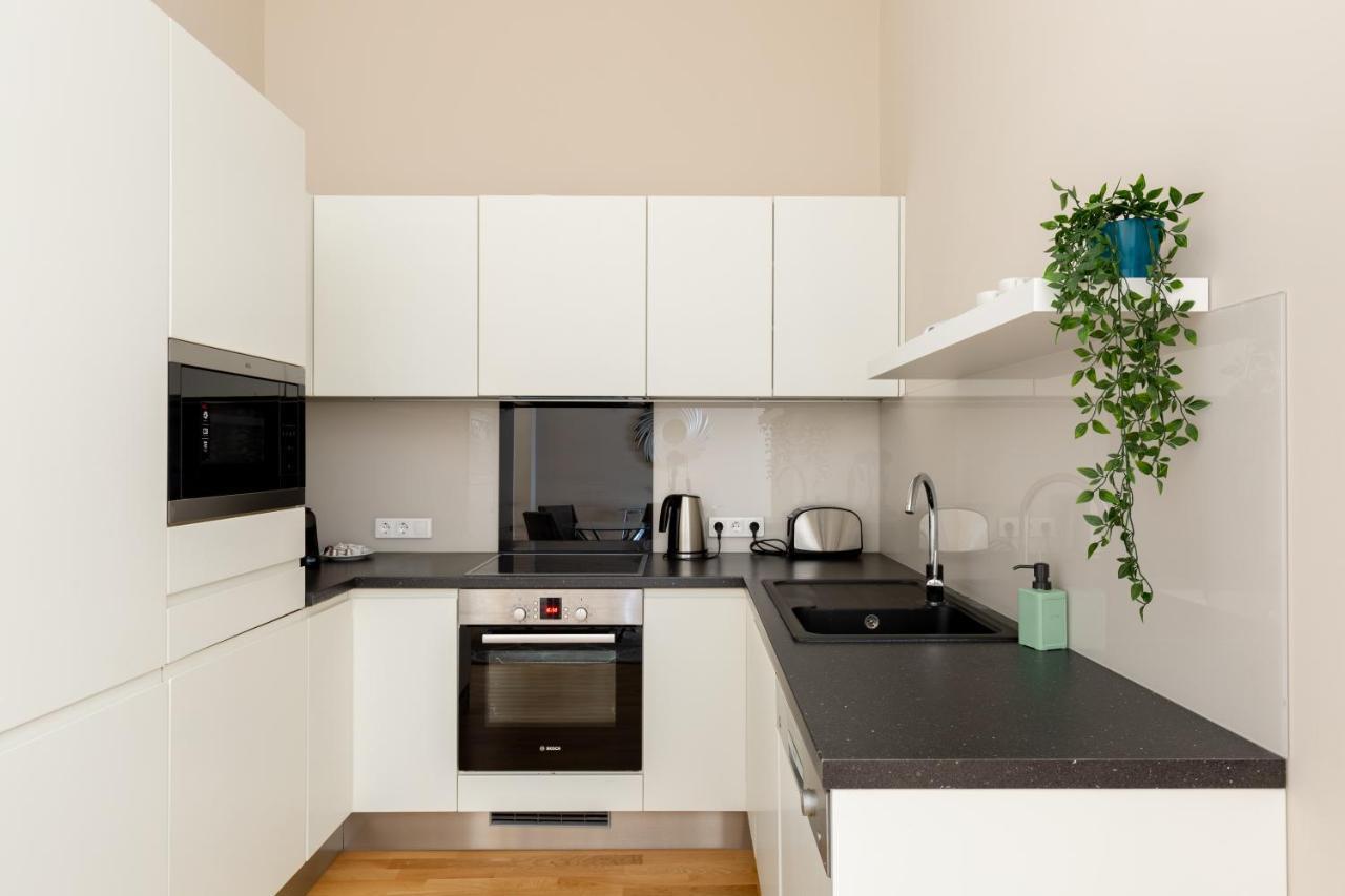 Lovely 2-Bedroom Apartment At The Vaci Street Budapest Exterior photo