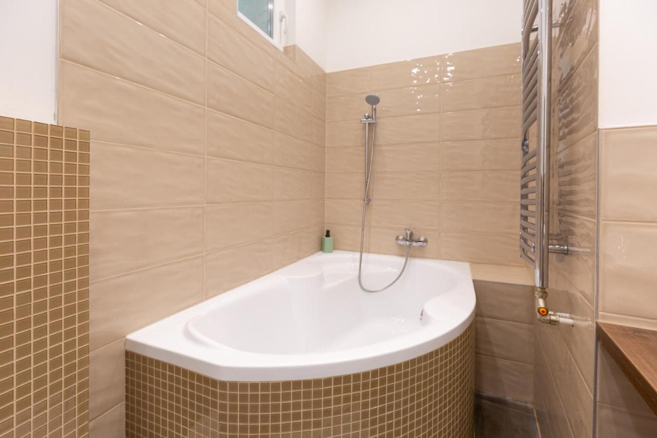Lovely 2-Bedroom Apartment At The Vaci Street Budapest Exterior photo