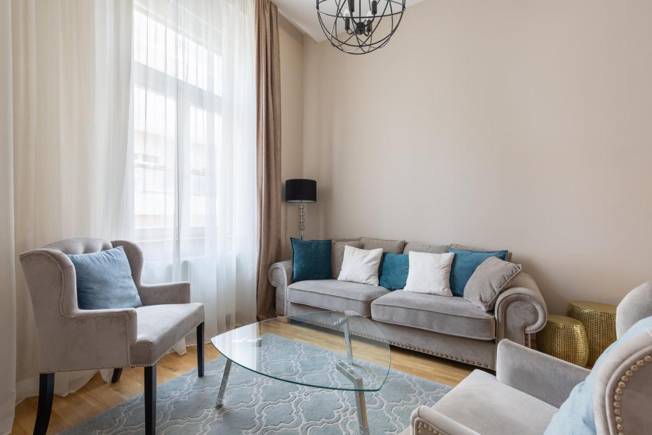 Lovely 2-Bedroom Apartment At The Vaci Street Budapest Exterior photo