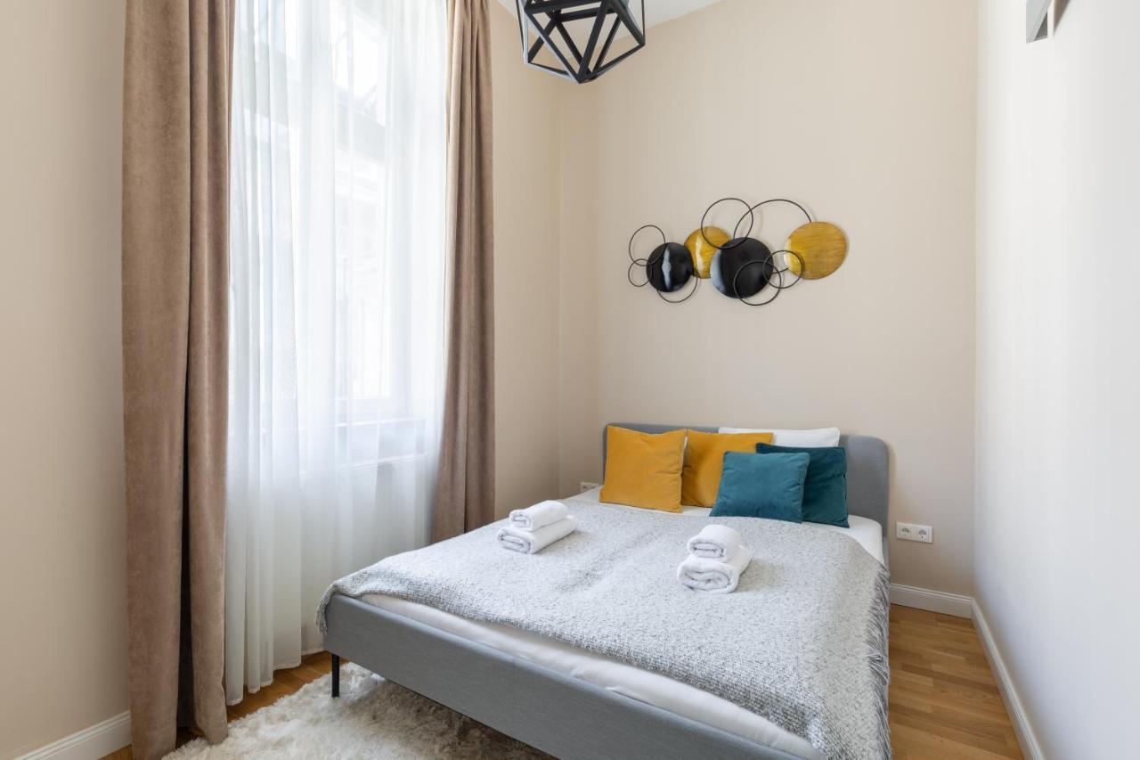 Lovely 2-Bedroom Apartment At The Vaci Street Budapest Exterior photo