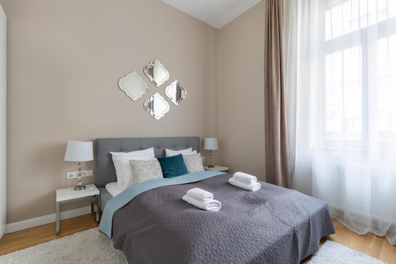 Lovely 2-Bedroom Apartment At The Vaci Street Budapest Exterior photo